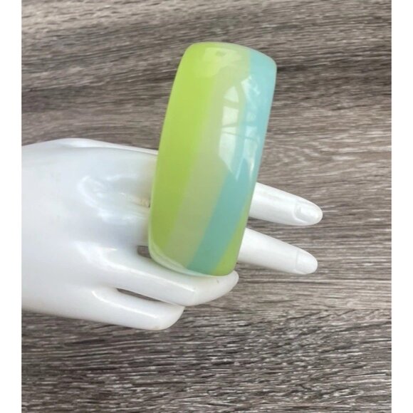 Vintage Lucite Acrylic Wave Bangle Bracelet Blue Turquoise Moonglow Sz 8” - Picture 3 of 8